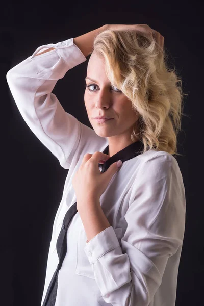 Elegante Retrato Mujer Rubia Sobre Fondo Negro —  Fotos de Stock