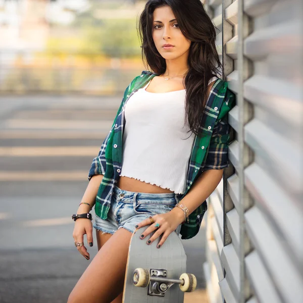 Adolescente Con Skateboard Ritratto All Aperto Parcheggio — Foto Stock