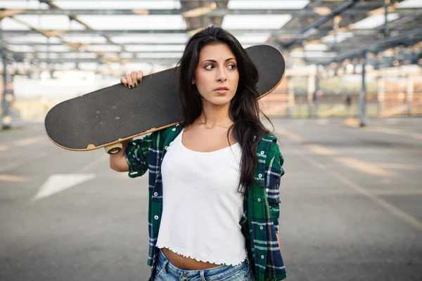Teenager Mit Skateboard Freien Auf Parkplatz — Stockfoto