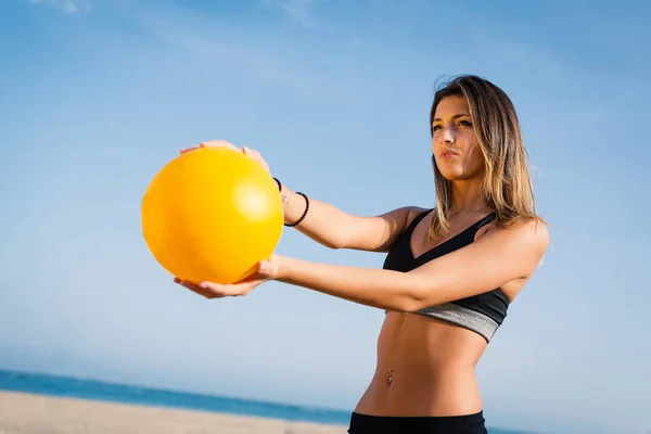 Bonito Voleibol Praia Jogador Feminino Que Serve Bola — Fotografia de Stock