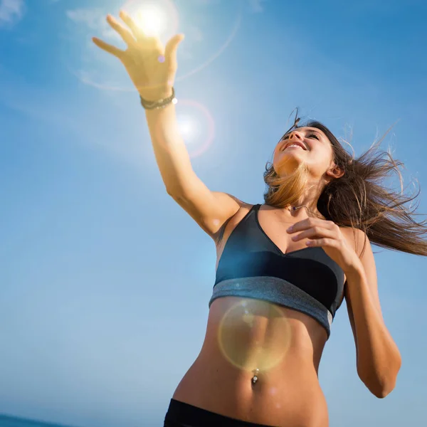 Jumping Smashing Beachvolleybal Vrouwelijke Speler Portret Terug Lichteffect — Stockfoto