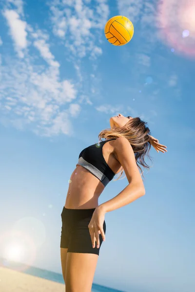 Chica Jugando Voleibol Playa — Foto de Stock