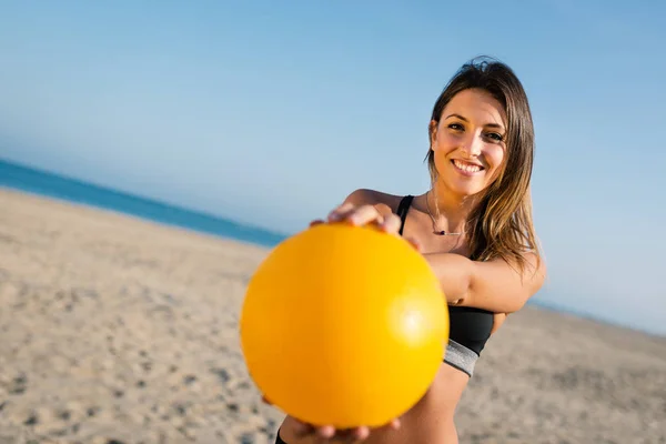 Bonito Voleibol Praia Jogador Feminino Que Serve Bola — Fotografia de Stock