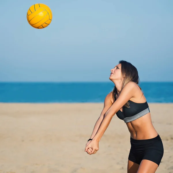 Atractiva Jugadora Voleibol Playa Femenina Recibiendo Pelota —  Fotos de Stock