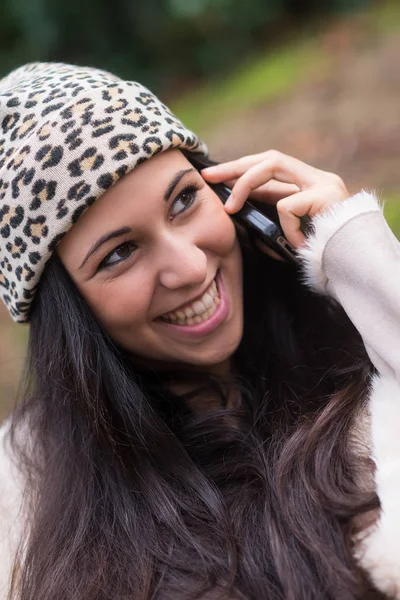 Belle Adolescente Parlant Téléphone Extérieur Dans Parc — Photo