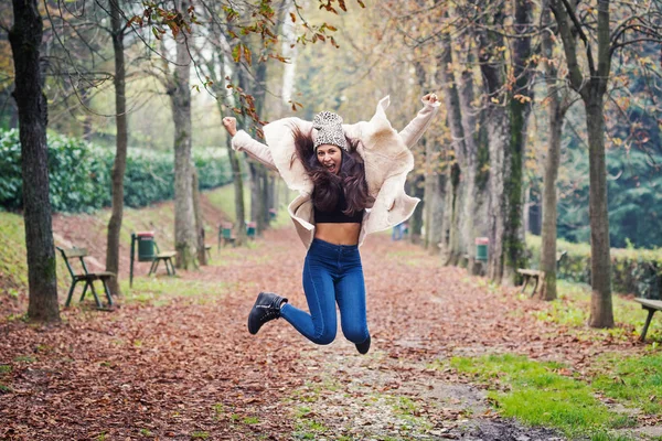 Saltare Giovane Donna All Aperto Parco Autunno — Foto Stock