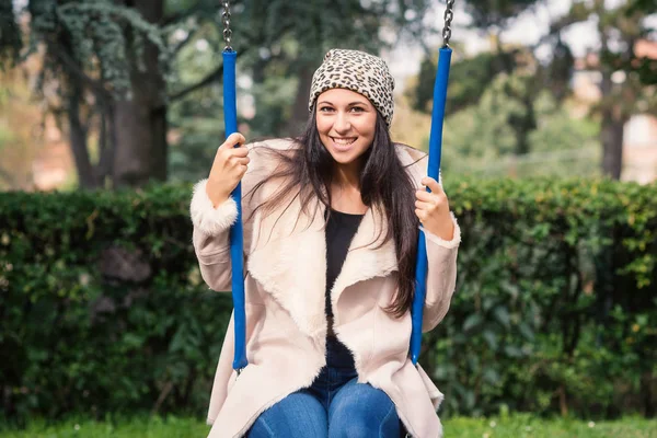 Portait Mujer Joven Balanceándose Aire Libre Parque Otoño — Foto de Stock