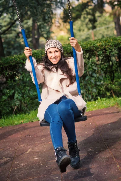 Portait Genç Kadın Sonbaharda Bir Parkta Açık Havada Sallanan — Stok fotoğraf