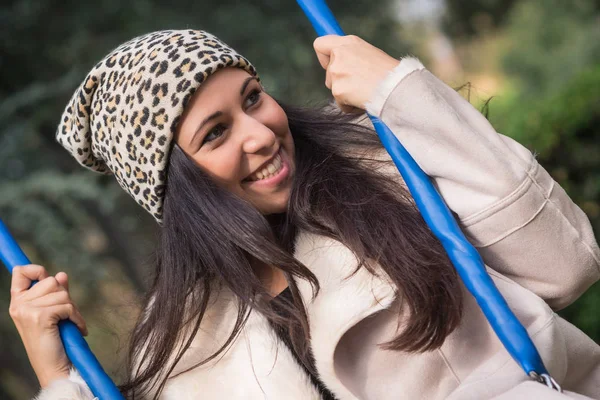 Adolescente Bonita Sorrindo Livre Parque — Fotografia de Stock