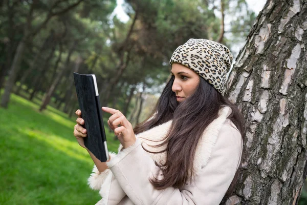 Beautiful Teenager Holding Tablet Park — Stock Photo, Image