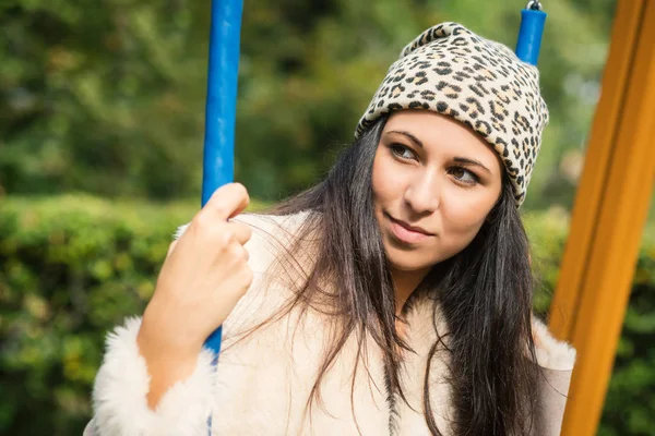 Sonbaharda Bir Parkta Açık Havada Sallanan Genç Kadının Portait Kapatın — Stok fotoğraf