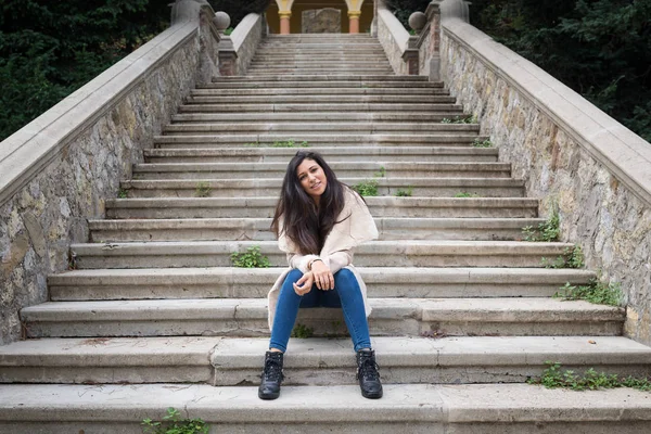 Schöner Teenager Der Auf Einer Treppe Sitzend Die Kamera Blickt — Stockfoto