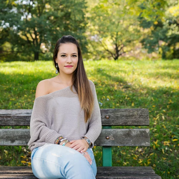 Mooie Jonge Vrouw Portret Met Natuurlijke Groene Achtergrond Ontspannen Een — Stockfoto