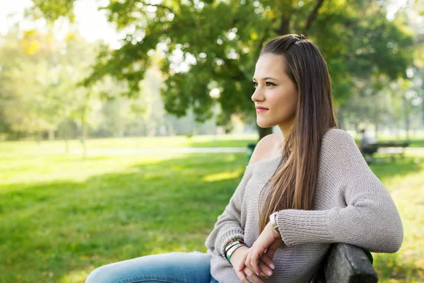 Schöne Junge Frau Porträt Mit Natürlichen Grünen Hintergrund Entspannen Einem — Stockfoto