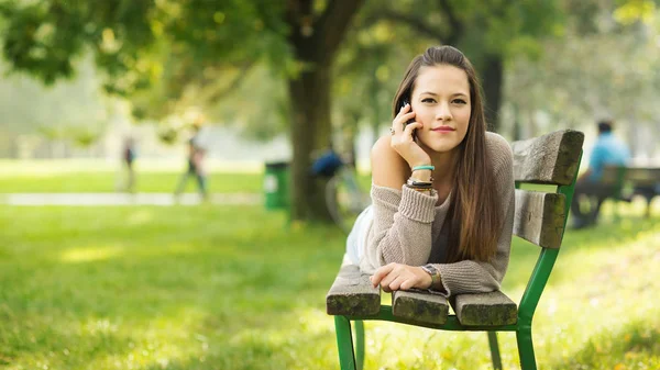 Szczęśliwa Młoda Kobieta Rozmawia Telefon Zewnątrz Parku Kopią Przestrzeni — Zdjęcie stockowe