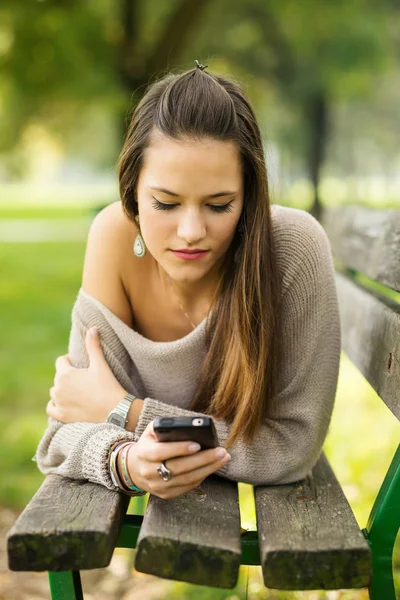 Mujer Joven Feliz Enviando Mensajes Con Teléfono Móvil Aire Libre — Foto de Stock