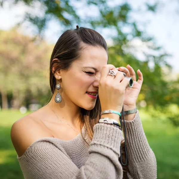 Porträtt Ung Kvinna Med Kompakt Kamera Utomhus Park — Stockfoto