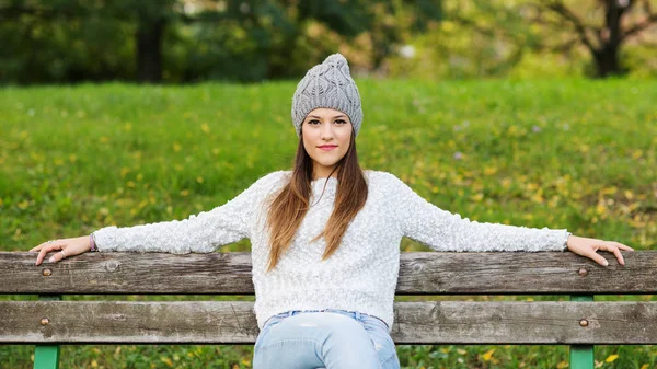 Hermosa Joven Mujer Cerca Retrato Con Fondo Verde Natural Relajante —  Fotos de Stock