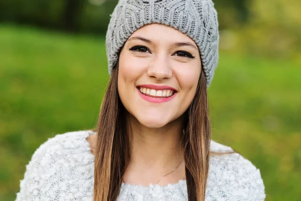 Bir Parkta Gülümseyen Genç Kadın Portresi Kapatın — Stok fotoğraf