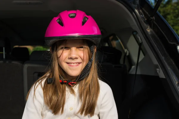Νεαρή Κοπέλα Ποδήλατο Στο Δρόμο — Φωτογραφία Αρχείου