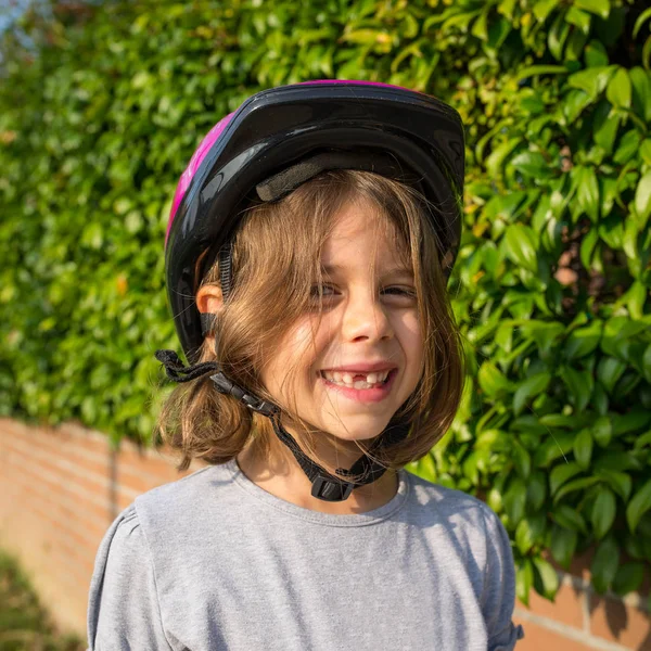 Молодая Девушка Велосипедом Улице — стоковое фото