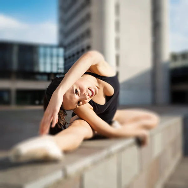 年轻美丽的芭蕾舞演员在意大利博洛尼亚跳舞 芭蕾舞女演员项目 — 图库照片