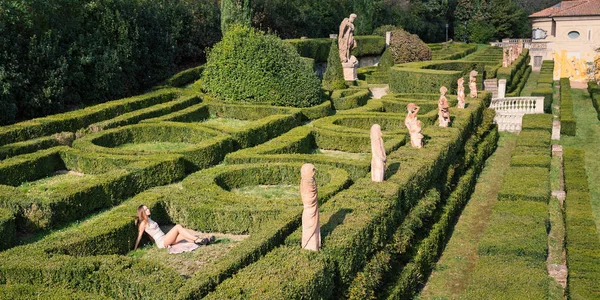 Panoramic Image Sensual Young Woman Portrait Outdoors Hedge Labyrinth Park — Stock Photo, Image