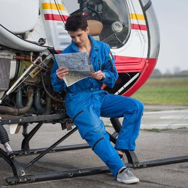 Beautiful Young Woman Helicopter Pilot — Stock Photo, Image