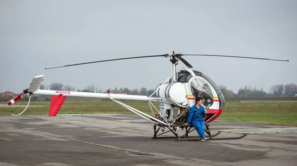 Jovem Mulher Piloto Helicóptero Ler Mapa — Fotografia de Stock