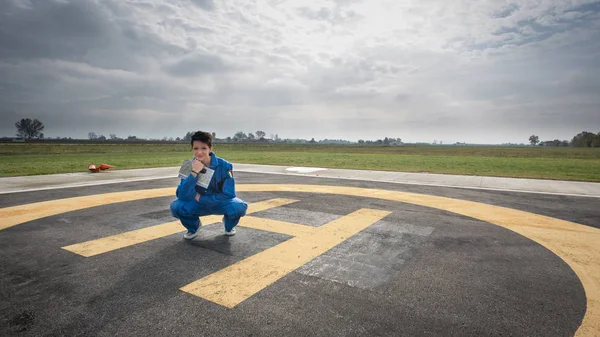 Portret Młodej Pilotki Pasie Startowym Śmigłowca — Zdjęcie stockowe