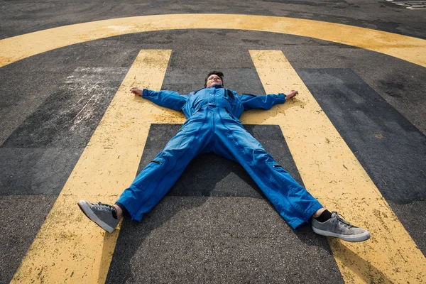 Mladá Žena Pilot Ležel Přistávací Dráze Vrtulníku — Stock fotografie