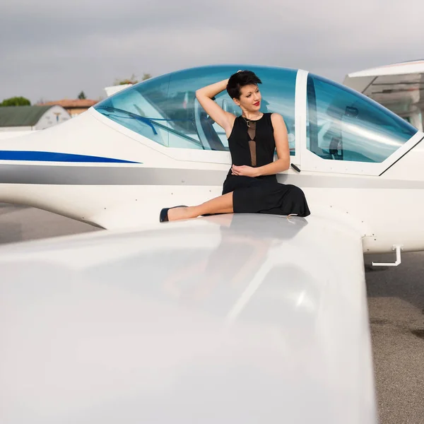 Beautiful Woman Fashion Portrait Sit Airplane Wing — Stock Photo, Image