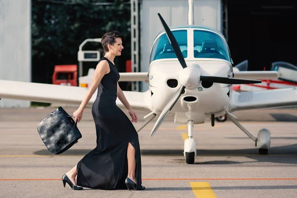 Vacker Kvinna Mode Porträtt Nära Flygplan Filtrerad Bild — Stockfoto