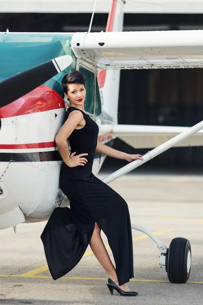 Hermosa Mujer Retrato Moda Cerca Avión Imagen Filtrada —  Fotos de Stock