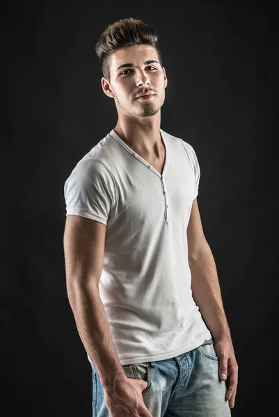 Retrato Jovem Confiante Vestindo Camisa Branca Contra Fundo Preto — Fotografia de Stock