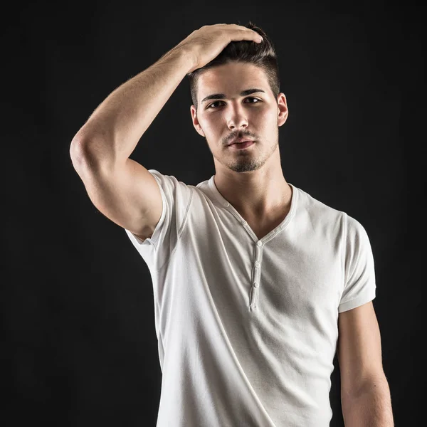 Retrato Jovem Confiante Vestindo Camisa Branca Contra Fundo Preto — Fotografia de Stock