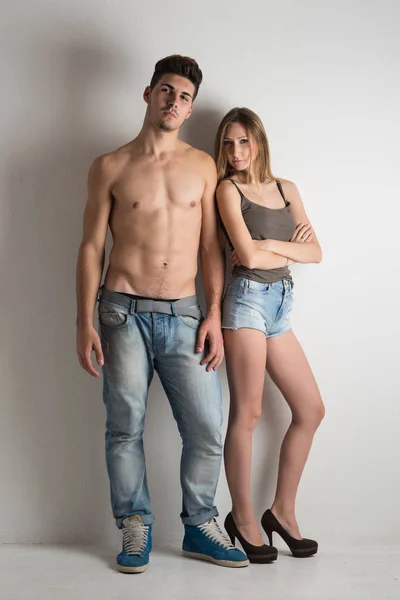 Junges Paar Macht Intimes Studioporträt Romantischer Stimmung — Stockfoto