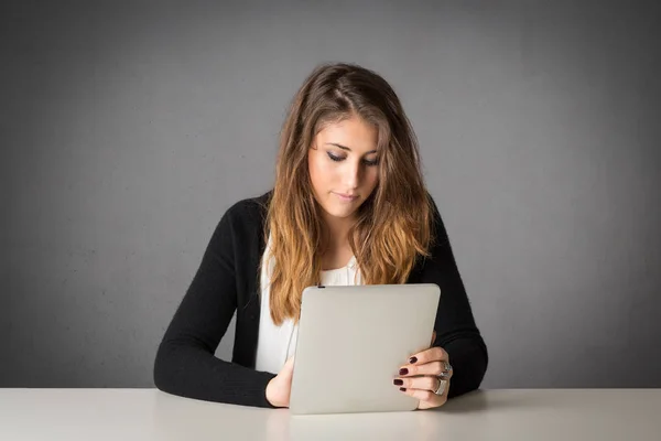 Frau Benutzt Tablet Vor Grauem Grunge Hintergrund — Stockfoto