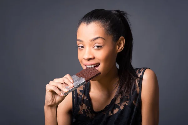 Sensuelle Brune Brésilienne Mangeant Des Barres Chocolat Sur Fond Sombre — Photo