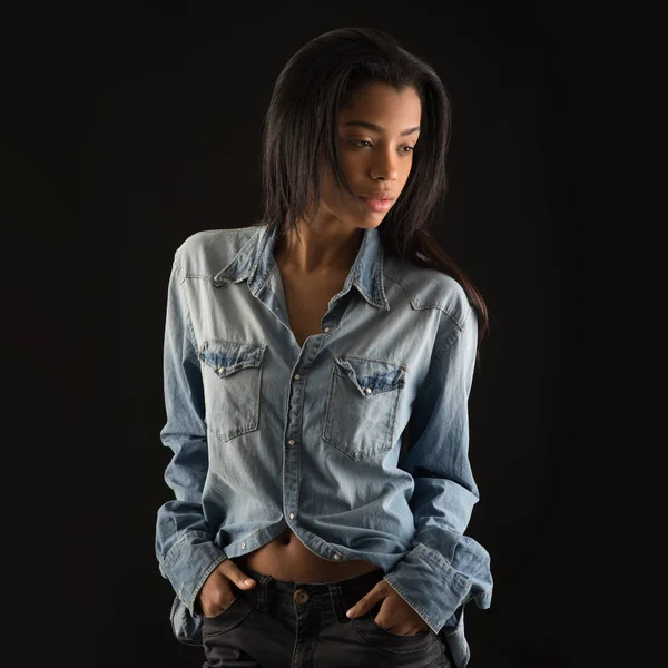 Estúdio Retrato Mulher Brasileira Contra Fundo Preto — Fotografia de Stock