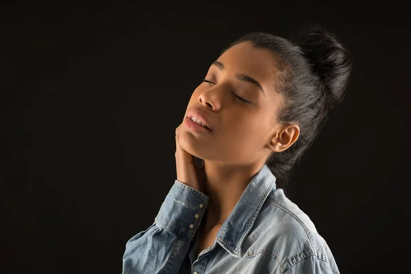 Ojos Cerrados Retrato Mujer Brasileña Sobre Fondo Negro —  Fotos de Stock