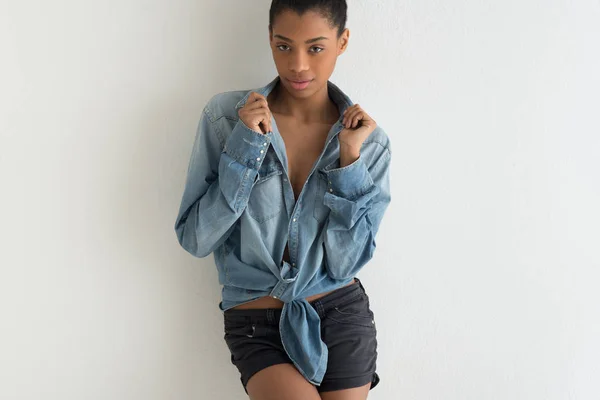 Braziliaanse Tiener Dragen Jeans Shirt Tegen Witte Muur Studio Portret — Stockfoto