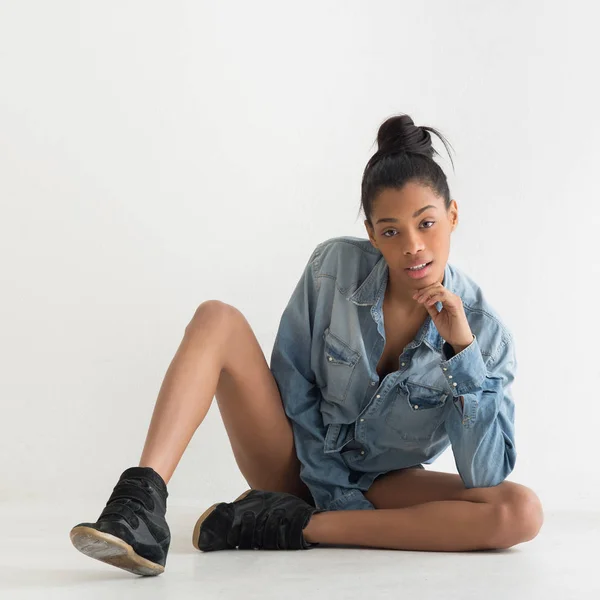 Brasiliansk Tonåring Bär Jeans Skjorta Mot Vit Vägg Studio Porträtt — Stockfoto