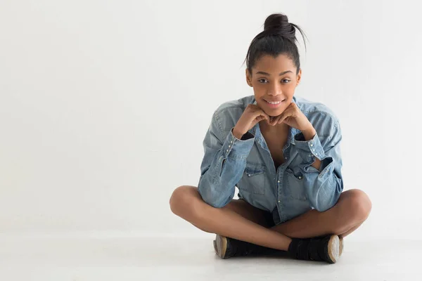 Adolescente Brasileiro Sorrindo Vestindo Camisa Jeans Sentar Contra Parede Branca — Fotografia de Stock