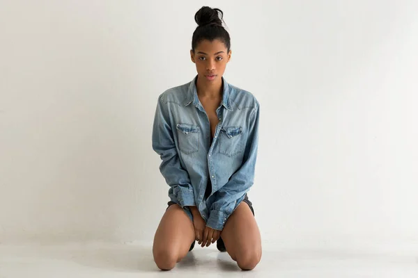 Adolescent Brésilien Sensuel Portant Une Chemise Jeans Contre Mur Blanc — Photo