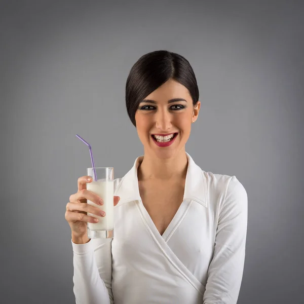 Glimlachende Jonge Vrouw Met Een Glas Melk Geïsoleerd Grijze Achtergrond — Stockfoto