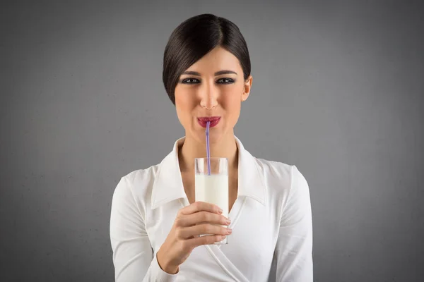 Gelukkig Jonge Vrouw Drinken Melk Uit Een Glas Geïsoleerd Grijze — Stockfoto