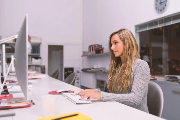 Ritratto Giovane Donna Che Lavora Con Computer Ufficio Moderno — Foto Stock