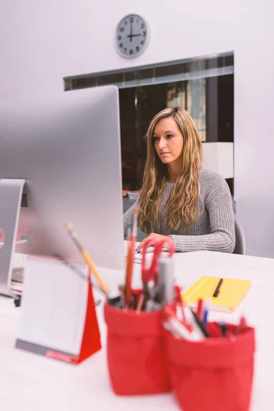 Retrato Mujer Joven Trabajando Con Computadora Oficina Moderna — Foto de Stock