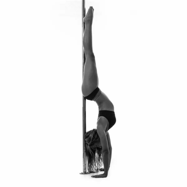 Силуэт Женщины Исполняющей Танец Шесте Снимок Студии Черно Белое Изображение — стоковое фото